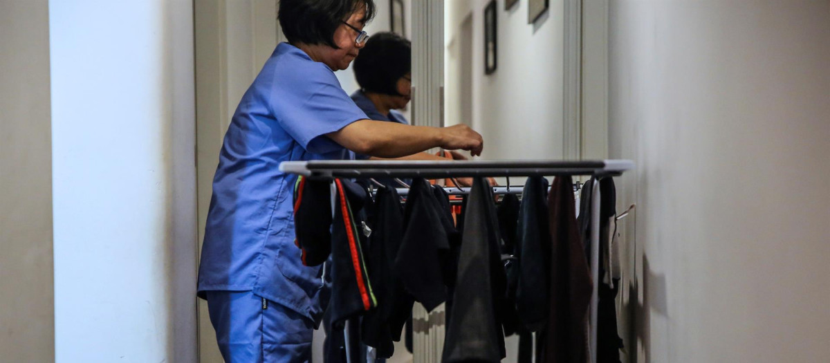 Una empleada del hogar realiza su trabajo en un domicilio