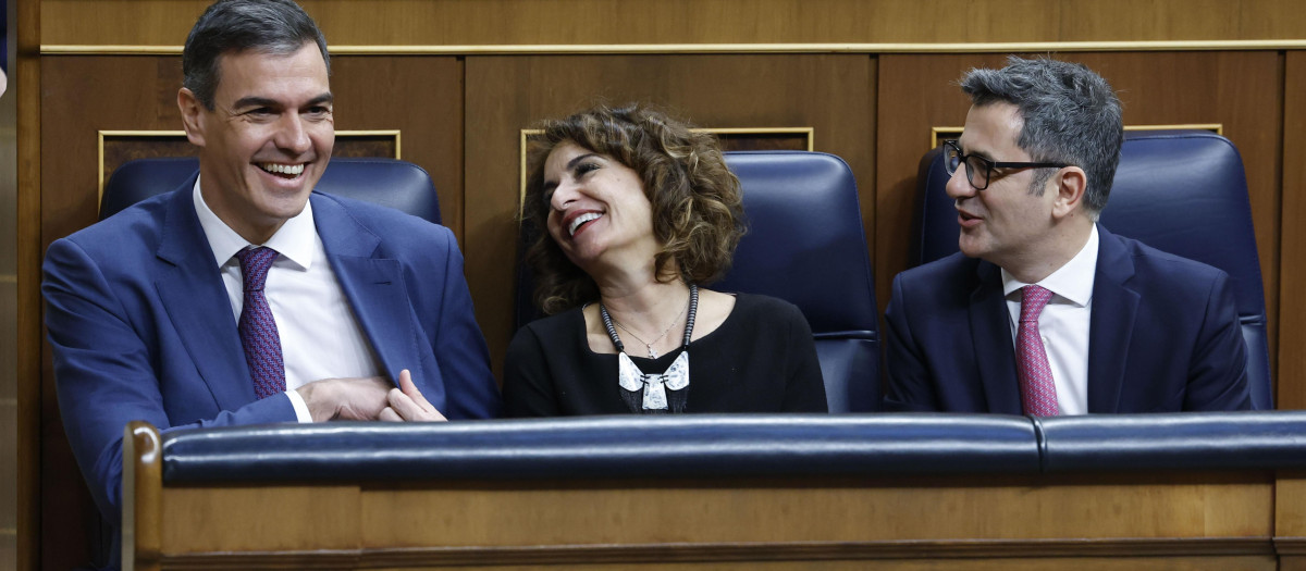 Pedro Sánchez bromea con María Jesús Montero y Félix Bolaños