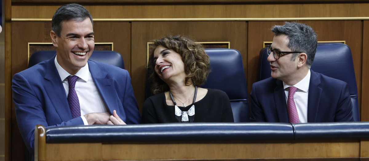 Pedro Sánchez bromea con María Jesús Montero y Félix Bolaños