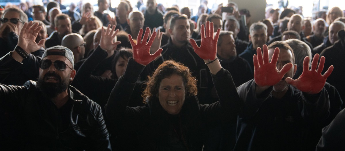 Manifestantes durante una concentración convocada por sindicatos por la muerte de una trabajadora de la cárcel de Mas d'Enric en Tarragona