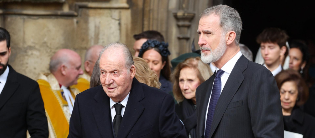 Don Felipe con su padre en Windsor tras la ceremonia en memoria del Rey Constantino