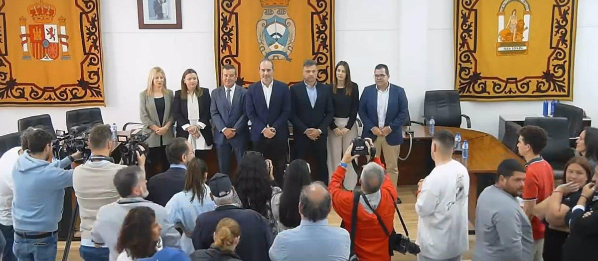 El nuevo equipo de gobierno de Carboneras, con Salvador Hernández (CS) al frente