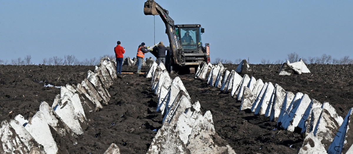 Ucrania está construyendo una intrincada red de defensas antitanque a lo largo de todo el frente