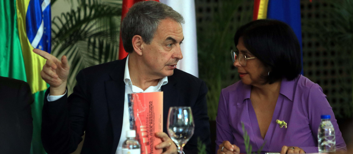 El expresidente de España, José Luis Rodríguez Zapatero, con la vicepresidenta de Venezuela, Delcy Rodríguez
