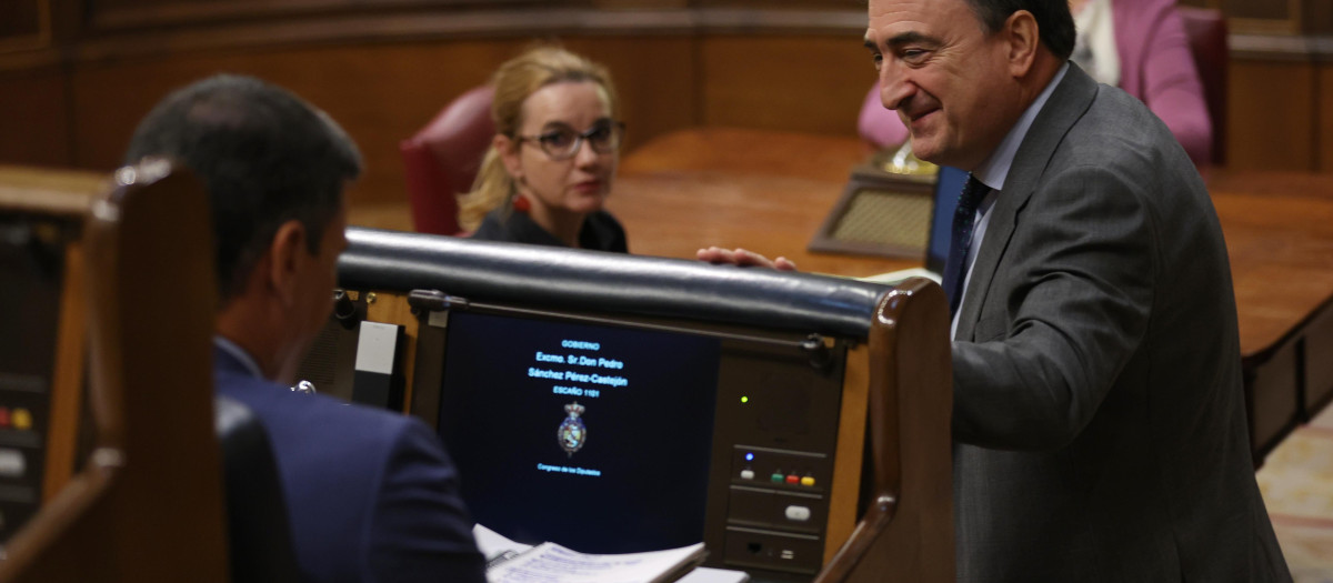 El presidente del Gobierno, Pedro Sánchez (i), y el portavoz del PNV en el Congreso, Aitor Esteban, en el Congreso