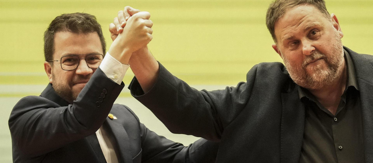 El presidente de la Generalitat, Pere Aragonés (i) y el presidente de ERC Oriol Junqueras (d)