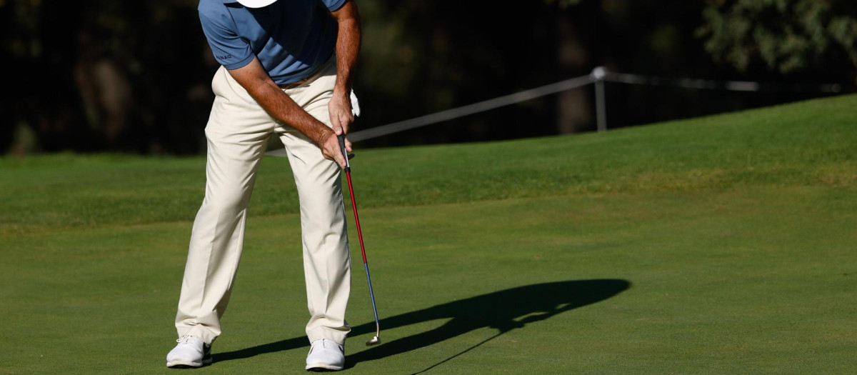 Un hombre jugando al golf
