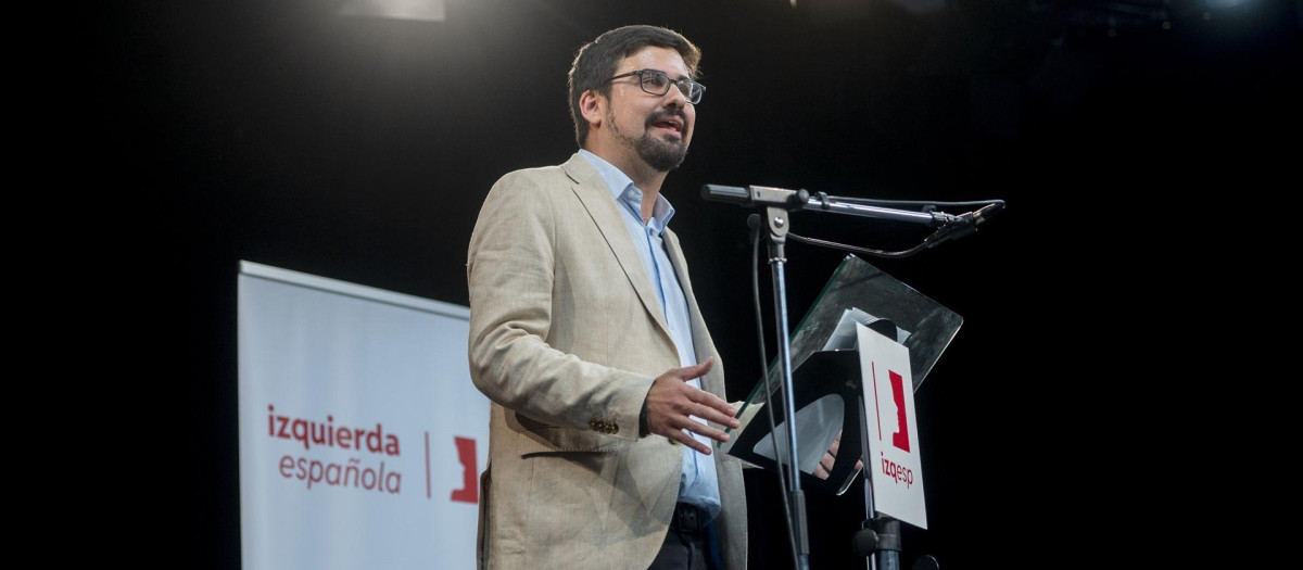 El líder de Izquierda Española, Guillermo del Valle, interviene durante el acto de presentación del partido político