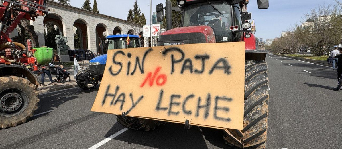 Tractor con uno de los lemas de la manifestación