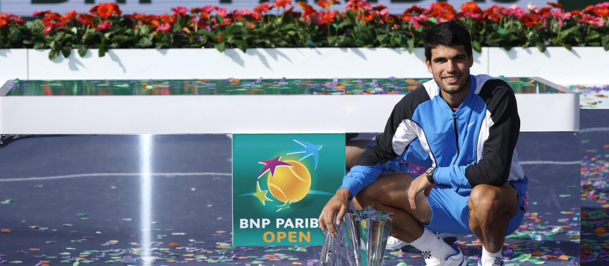 Carlos Alcaraz posa con el trofeo de campeón de Indian Wells