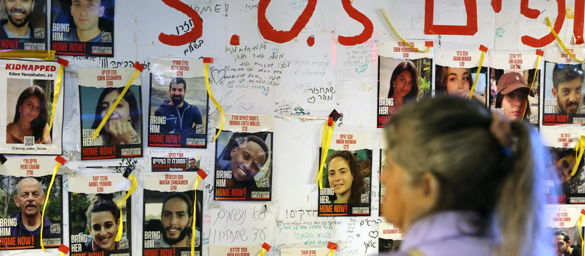 Una instalación de arte que conmemora a los rehenes mantenidos cautivos por militantes palestinos en la Franja de Gaza