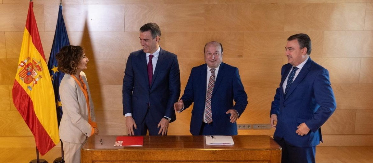 Sánchez y Montero junto al presidente del PNV y su portavoz en el Congreso