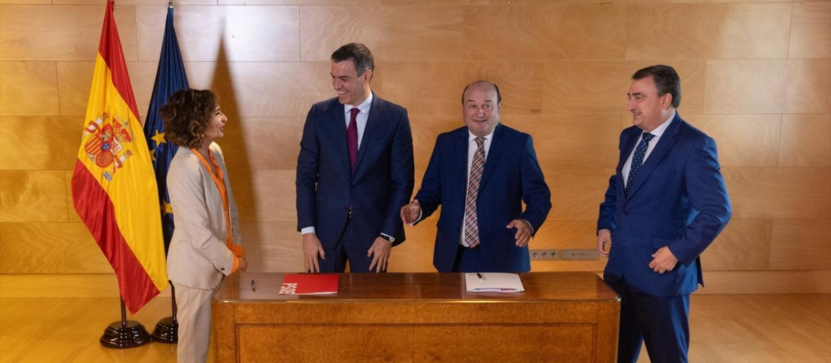 Sánchez y Montero junto al presidente del PNV y su portavoz en el Congreso