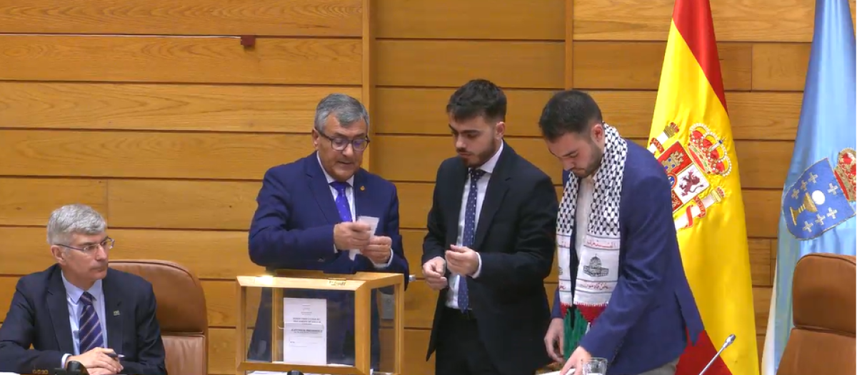 Iago Suárez en el Pleno de este lunes en el Parlamento de Galicia