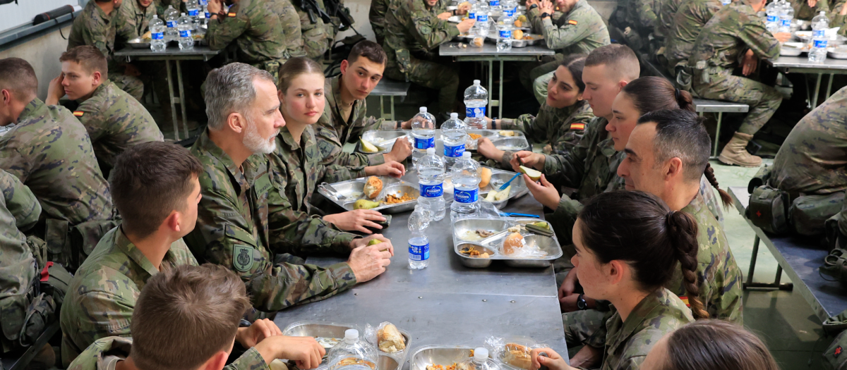 El Rey compartió almuerzo con los alumnos de la Academia General Militar