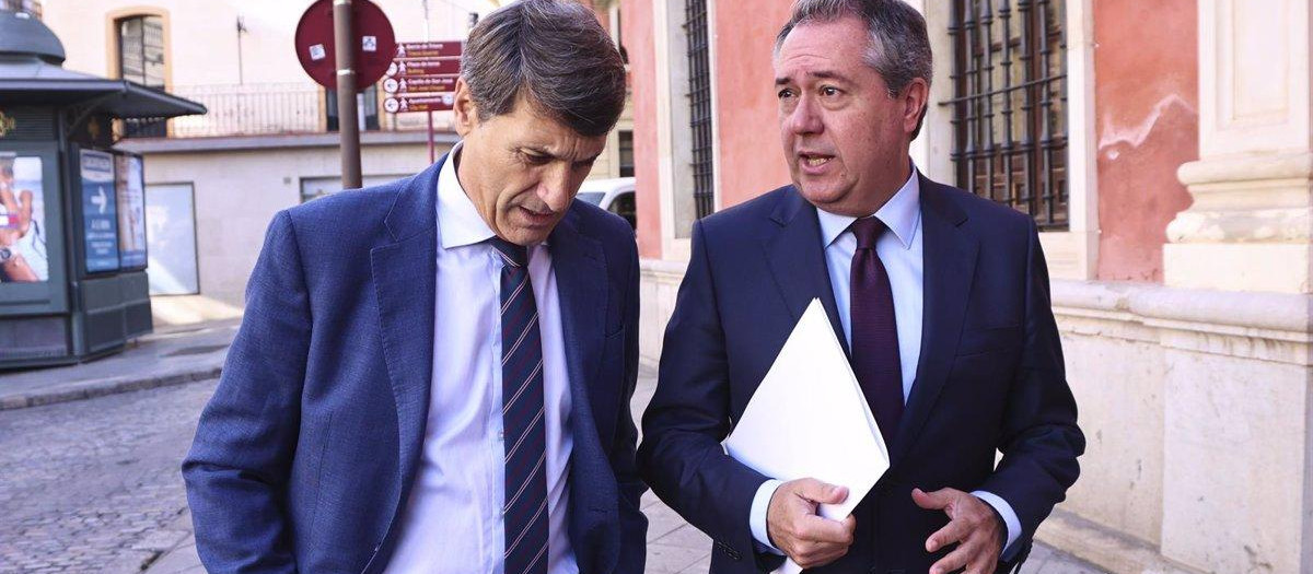El delegado del Gobierno en Andalucía, Pedro Fernández, y el líder del PSOE andaluz, Juan Espadas, en una imagen de archivo