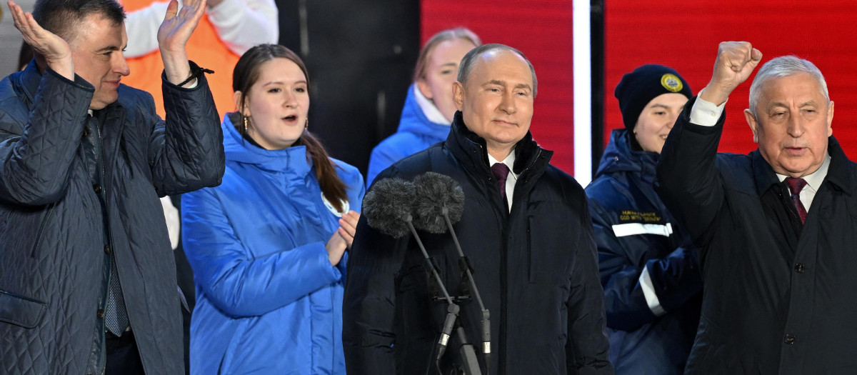 El presidente ruso, Vladimir Putin, es ovacionado después de su discurso de victoria electoral