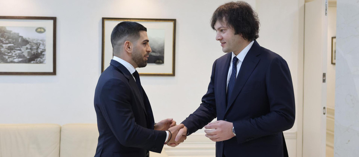 El primer ministro de Georgia, Irakli Kobajidze, recibe al campeón del peso pluma de la UFC, el español Ilia Topuria