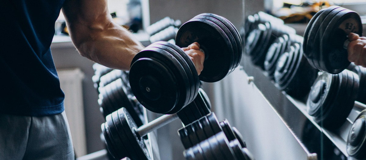 Un hombre entrena en un gimnasio