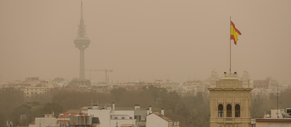 Calima desde la terraza del Círculo de Bellas Artes (Madrid) en 2022