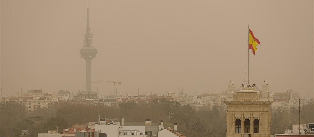 Calima desde la terraza del Círculo de Bellas Artes (Madrid) en 2022