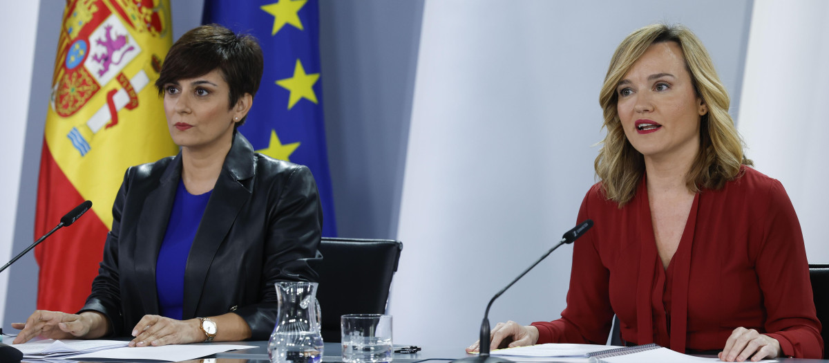 La ministra portavoz, Pilar Alegría (a la derecha), junto a la de Vivienda, Isabel Rodríguez