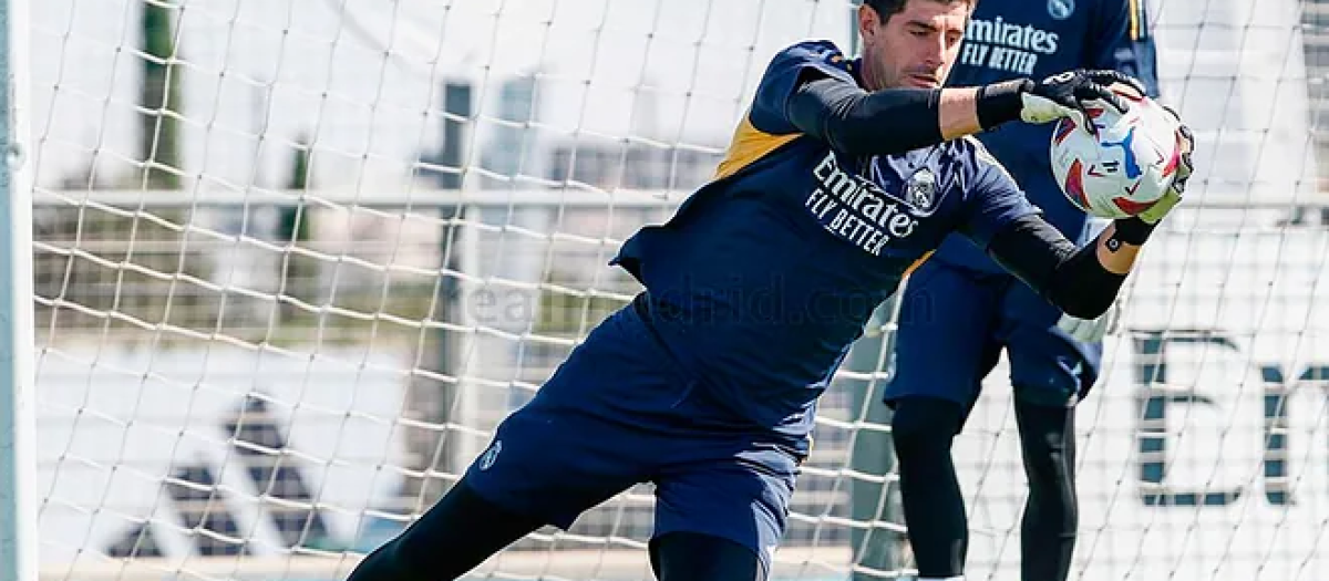 Courtois en un entrenamiento con el Real Madrid
