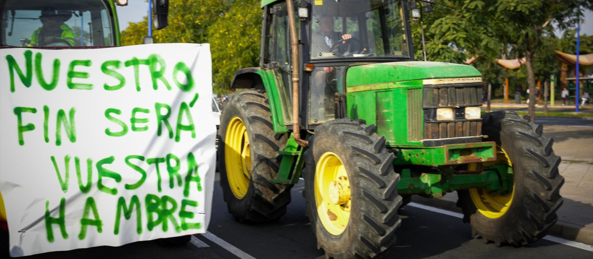 Tractorada de protesta en la calle Virgen del Patrocinio, una de las entradas a Sevilla.