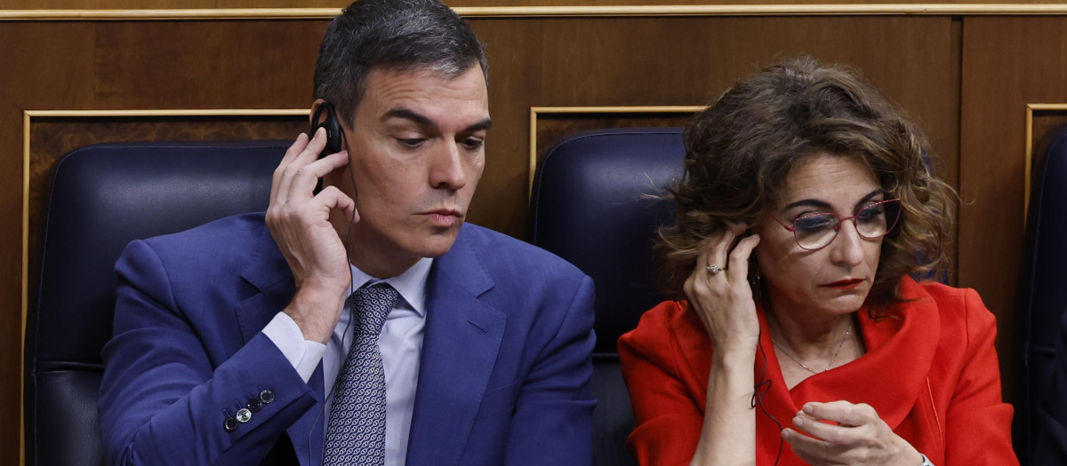 El presidente del Gobierno y la vicepresidenta primera, Pedro Sánchez y María Jesús Montero