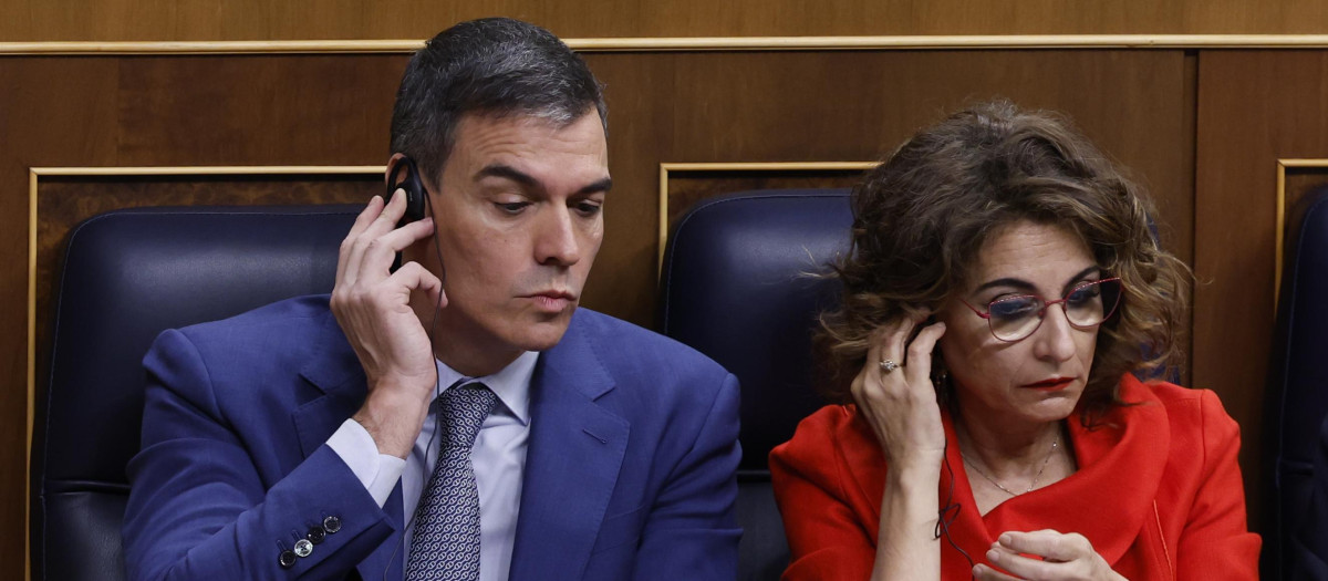 El presidente del Gobierno y la vicepresidenta primera, Pedro Sánchez y María Jesús Montero