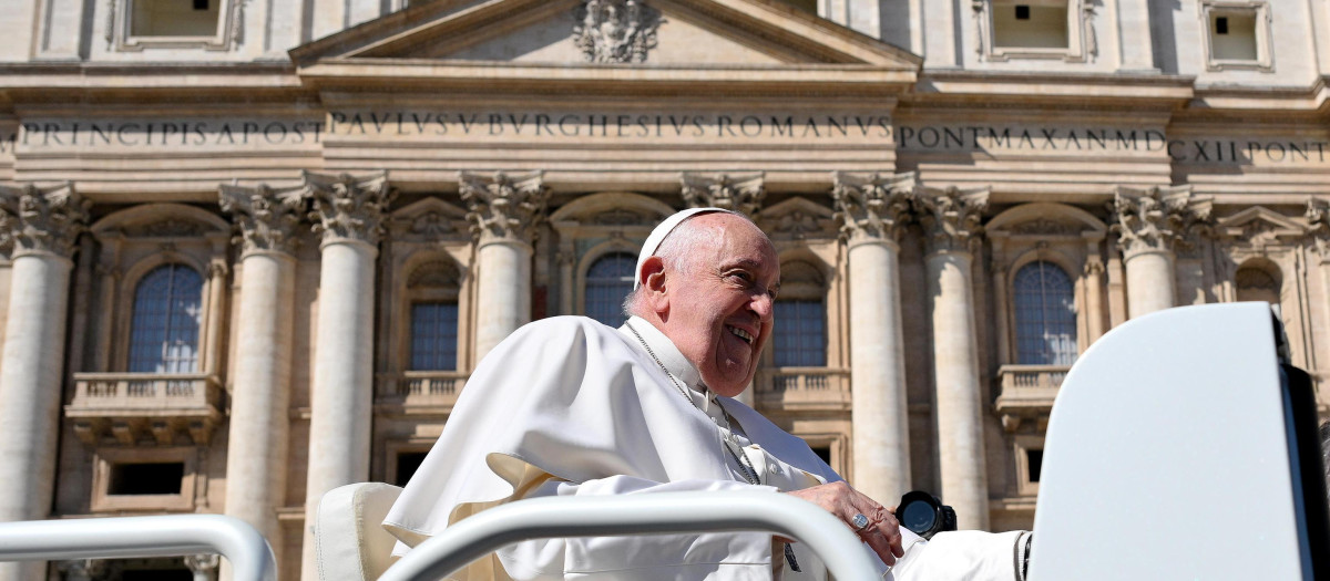 El Papa, a su llegada a la audiencia general