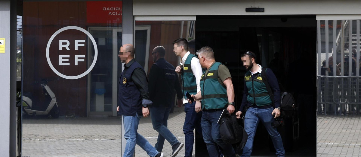 Agentes de la UCO, a la salida este miércoles de la sede de la Federación Española de Fútbol