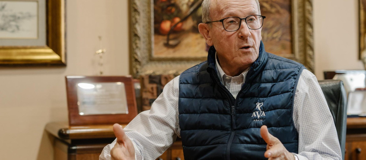 El presidente de AVA-ASAJA, Cristóbal Aguado, durante la entrevista