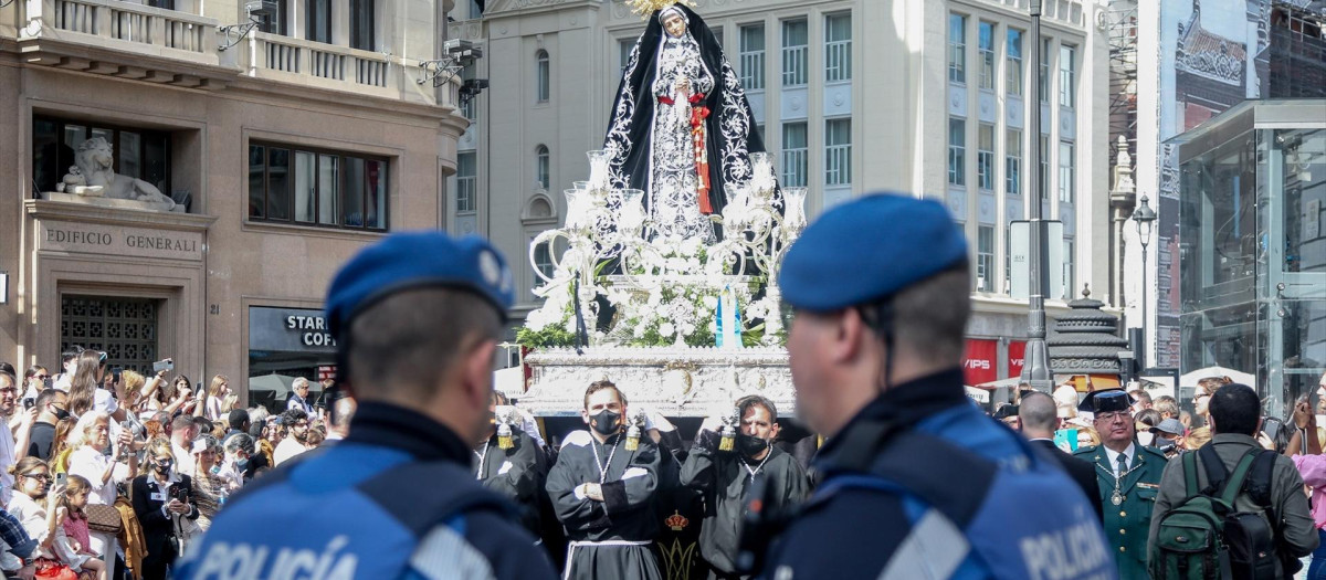 Anderos llevan la talla de la Virgen de la Soledad en la procesión de La Soledad y del Desamparo y del Cristo Yacente, que sale desde la Iglesia de la Concepción Real de Calatrava, a 16 de abril de 2022, en Madrid (España). La procesión de La Soledad, talla que representa el dolor de la Madre a la espera de la resurrección de su Hijo, en soledad, y el encuentro con el Cristo Yacente es la única que sale en Madrid el Sábado Santo. El momento más esperado es el encuentro de estos dos pasos, conocido como Divino Encuentro, en la Plaza de la Villa. Esta estación de penitencia será la primera después de ser la Virgen de la Soledad coronada canónicamente por el cardenal arzobispo de Madrrid, el pasado 13 de noviembre.
16 ABRIL 2022;PROCESIÓN;TALLA;SEMANA SANTA;PASCUA;RELIGIÓN;POLICÍA MUNICIPAL;
Ricardo Rubio / Europa Press
(Foto de ARCHIVO)
16/4/2022