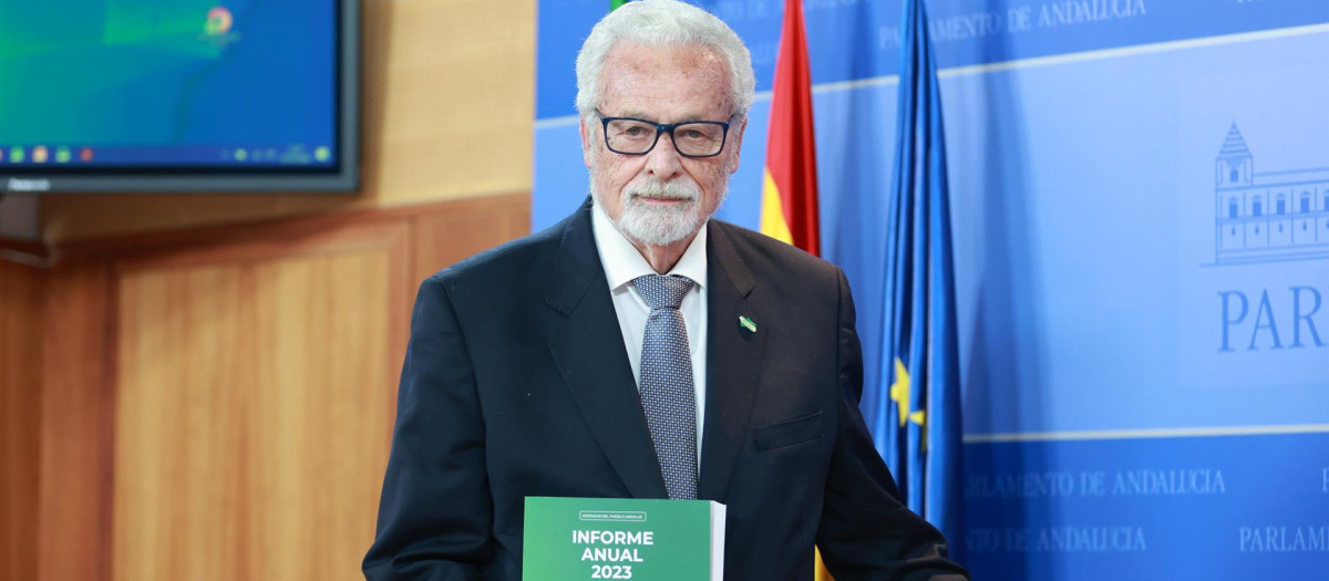 El defensor del pueblo andaluz, Jesús Maeztu, en la presentación del informe anual de la institución