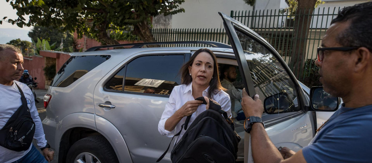 La líder opositora María Corina Machado llega este miércoles a la sede del partido político Vente Venezuela (VV), en Caracas (Venezuela). La líder opositora María Corina Machado negó este miércoles las acusaciones hechas por el fiscal general de Venezuela, Tarek William Saab, quien responsabilizó a colaboradores de la antichavista por supuestos planes violentos de cara a las elecciones presidenciales del próximo 28 de julio. EFE/ Miguel Gutiérrez