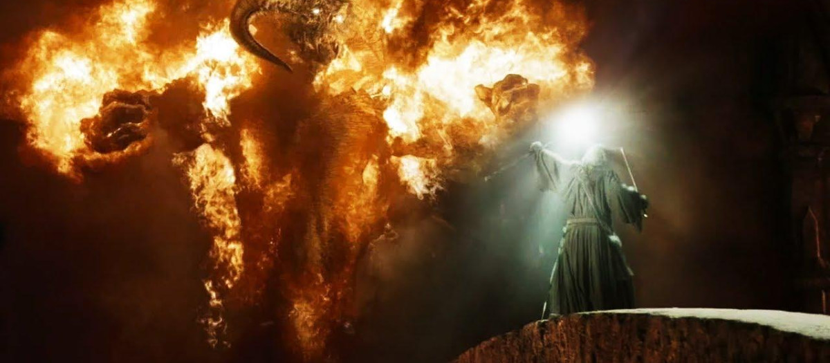 Enfrentamiento entre Gandalf y el Balrog, en Moria. Fotograma de 'La comunidad del anillo'