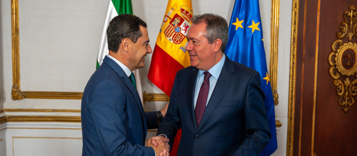 El presidente de la Junta de Andalucía, Juanma Moreno, y el líder del PSOE andaluz, Juan Espadas, en una imagen de archivo

 con el el secretario general del PSOE-A, Juan Espadas