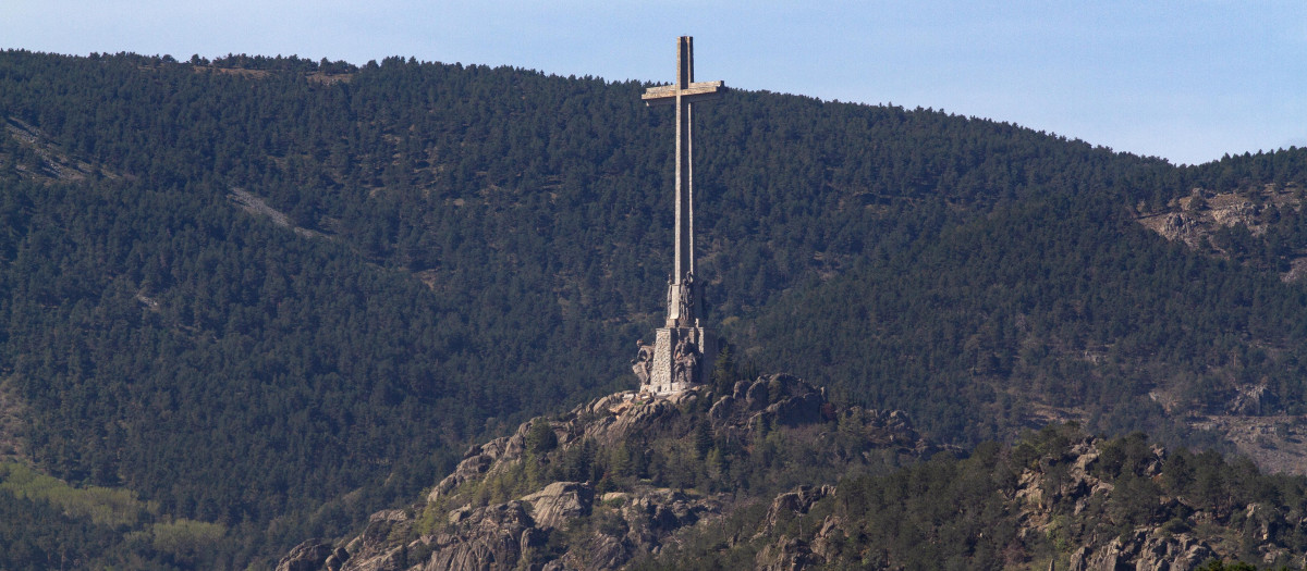 La cruz del Valle de Cuelgamuros desde el embalse de La Jarosa