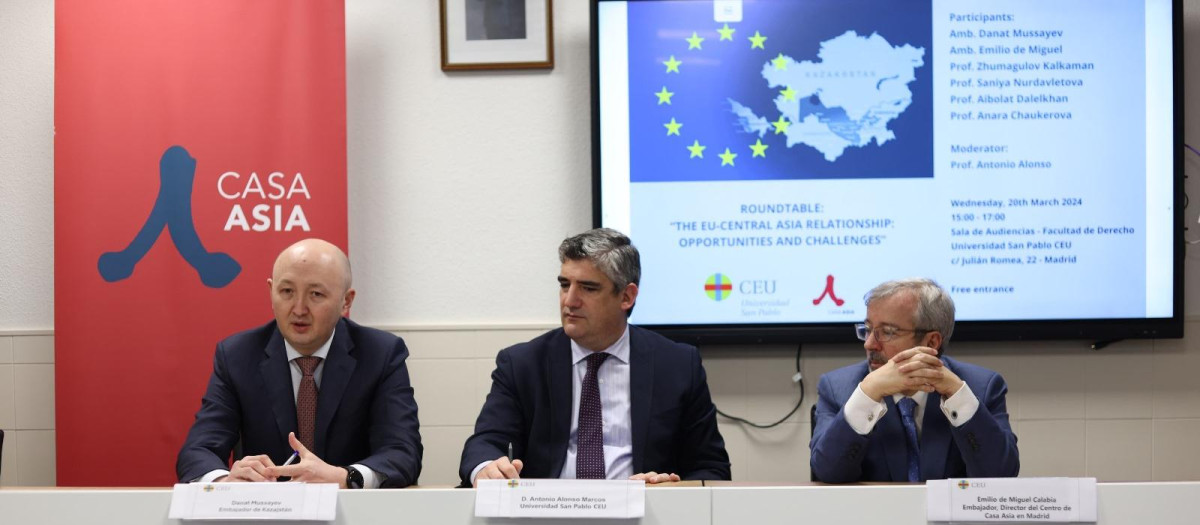 Los embajadores Danat Mussayev, y Emilio de Miguel Calabia