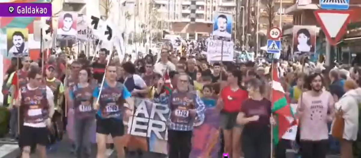 Momento de la 'Korrika' a su paso por Galdácano