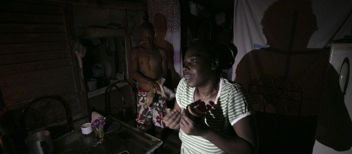 Catalina, una cubana de Matanzas, habla en medio de la oscuridad provocada por los apagones