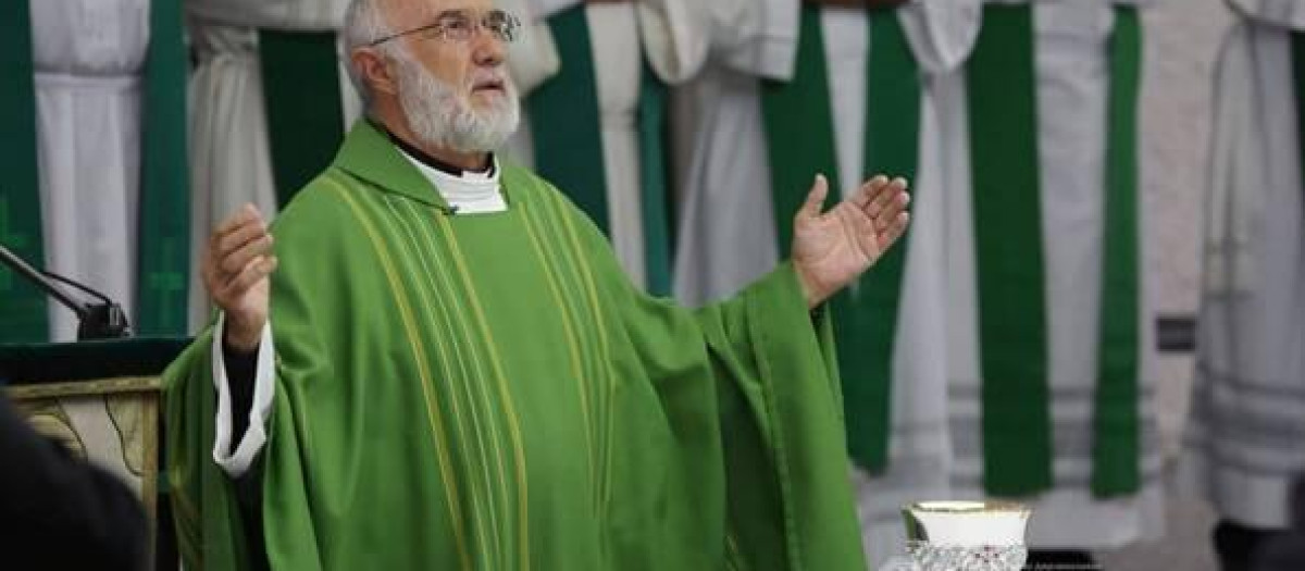 Imagen de padre Jesús Blázquez oficiando una misa