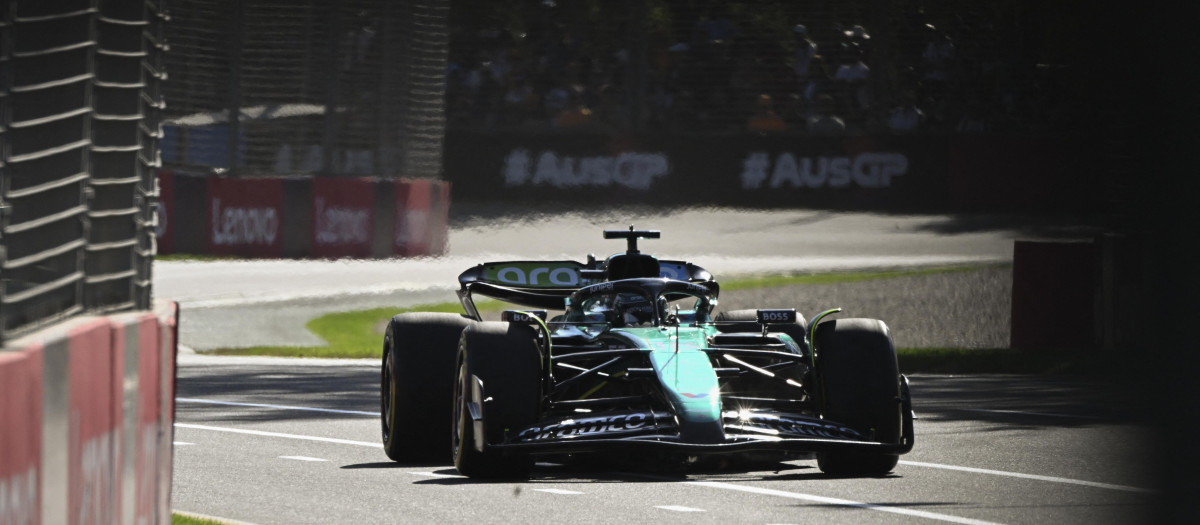 Fernando Alonso rodando durante la segunda sesión libre en Melbourne