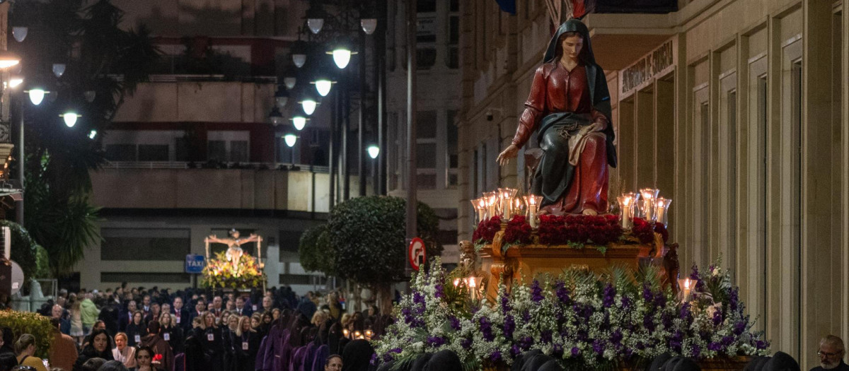 El Cristo del Socorro recorría esta madrugada las calles del casco histórico de la ciudad murciana de Cartagena