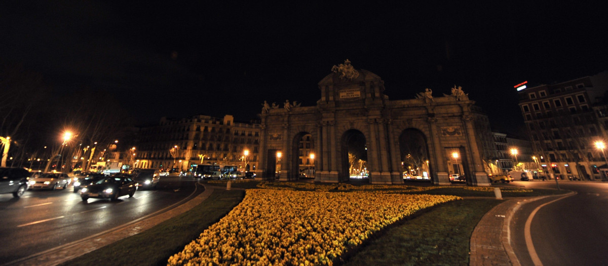 La Puerta de Alcalá apagada