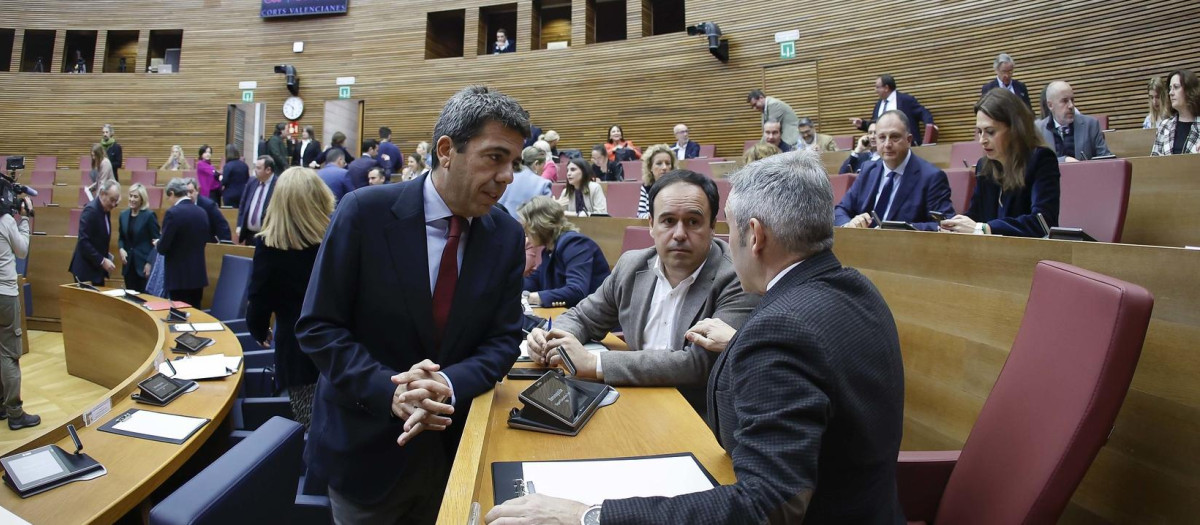 Carlos Mazón dialoga con el síndico del PP en las Cortes, Miguel Barrachina, este miércoles