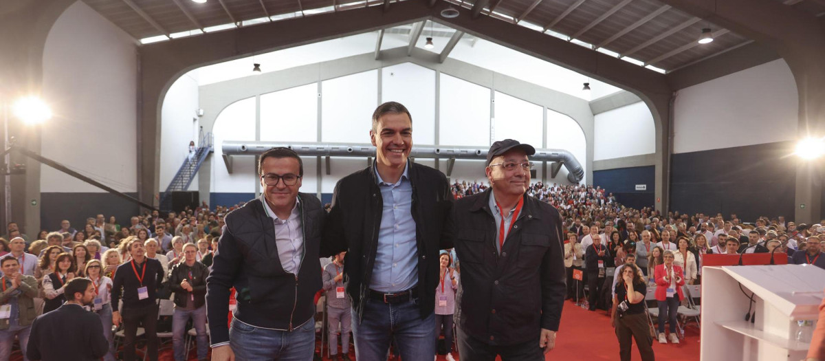 El expresidente de la Junta de Extremadura Guillermo Fernández, acompañado por Pedro Sánchez