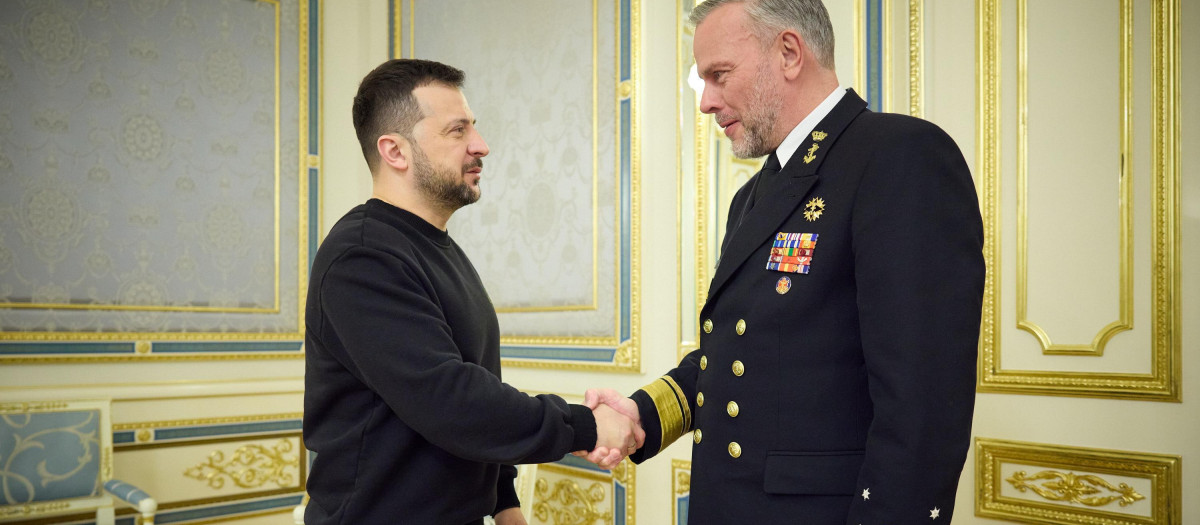 el presidente del Comité Militar de la OTAN, almirante Rob Bauer, en la imagen con Zelenski en Kiev, cree que la guerra de Ucrania "afectará al destino del mundo"