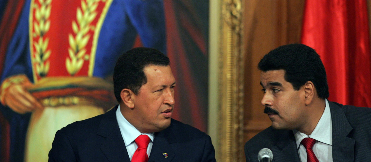 Hugo Chávez con su entonces ministro de Exteriores y hoy presidente Nicolás Maduro